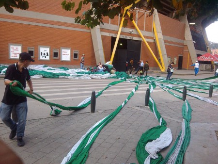 Los integrantes de “los del sur” preparan una de sus mejores y más simbólica armas “los trapos”. 