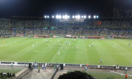 Al fin explota la fiesta, once jugadores salen a dejar la piel en la cancha mientras la hinchada se enloquece de pasión y no para de alentar, todos se unen por un mismo amor.
